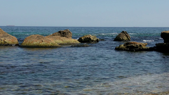 黑海的岩石海滩视频素材