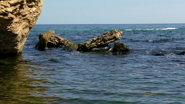 黑海的岩石海滩视频素材