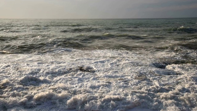 美丽而戏剧性的海浪在岩石海滩在夏天日出，慢镜头近景，地中海沿岸托雷维耶哈，阿利坎特，西班牙视频下载