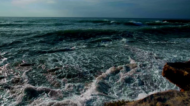 美丽而戏剧性的海浪在岩石海滩在夏天日出，慢镜头近景，地中海沿岸托雷维耶哈，阿利坎特，西班牙视频素材