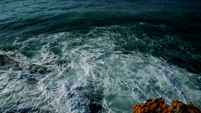 美丽而戏剧性的海浪在岩石海滩在夏天日出，慢镜头近景，地中海沿岸托雷维耶哈，阿利坎特，西班牙视频素材