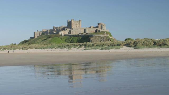 来自海滩的班堡城堡，诺森伯兰，英格兰，英国，欧洲视频素材