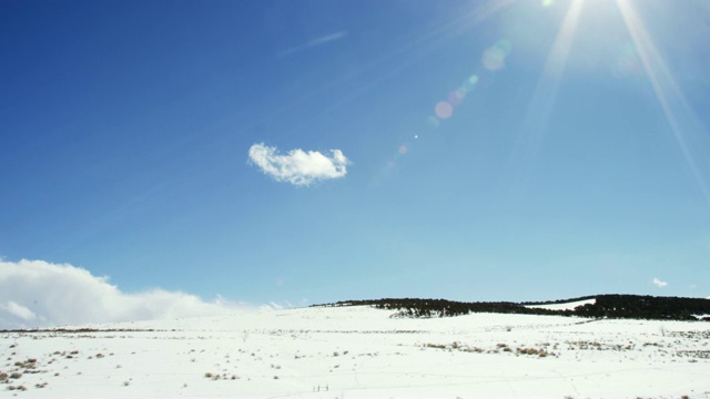 风景米克尔附近，科罗拉多州在一个阳光明媚，下雪，部分多云的日子视频素材