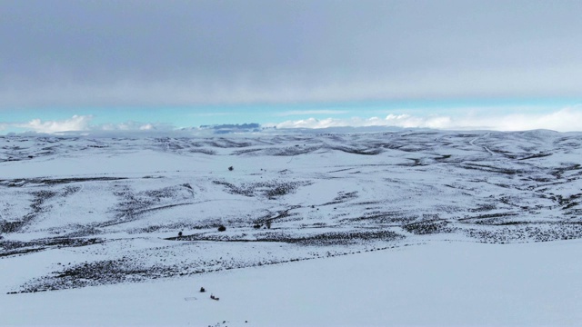 上升的无人机拍摄的阴天，雪天，科罗拉多州克雷格外的山区景观视频素材