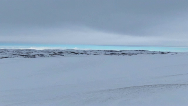 无人机拍摄的阴天，雪，丘陵景观克雷格，科罗拉多州视频素材