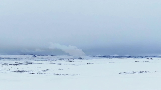 无人机拍摄的阴天，雪景克雷格外，科罗拉多州与发电厂在远处视频素材