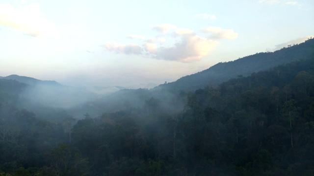 时间流逝雾的运动通过泰国山谷视频素材