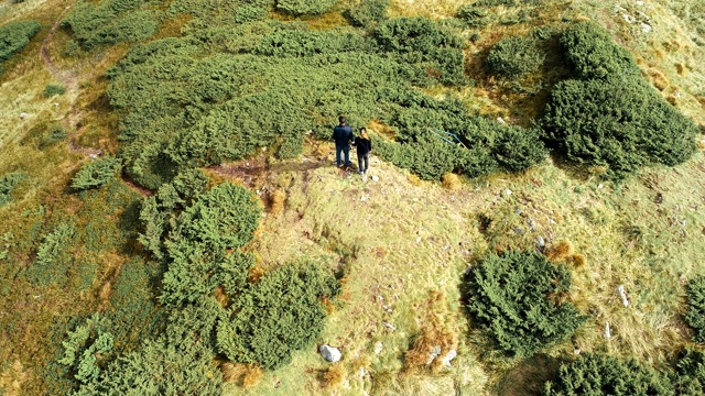 这对夫妇站在风景如画的山上视频素材