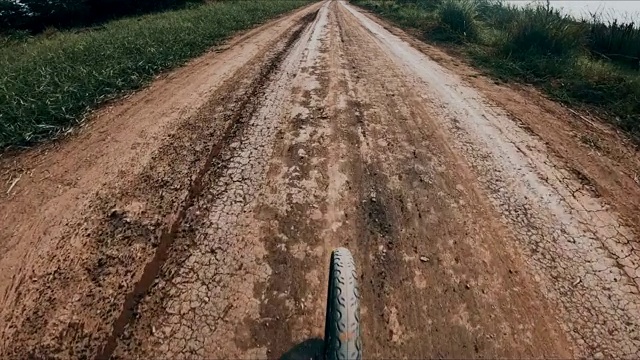 从自行车上看乡间道路视频素材