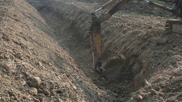 装载机、挖掘机挖沟。夹。挖掘机械在建筑施工现场的工作。挖掘机挖洞视频素材