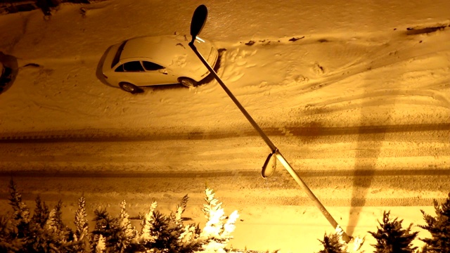 下着雪的路灯，下着雪的路和车视频素材