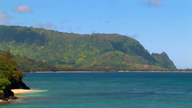 考艾岛Makana峰的隐蔽海滩视频素材