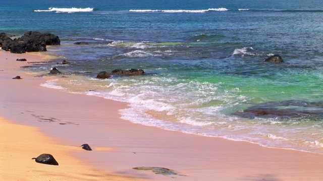 热带海滩，海浪柔和，有自然的立体声视频素材