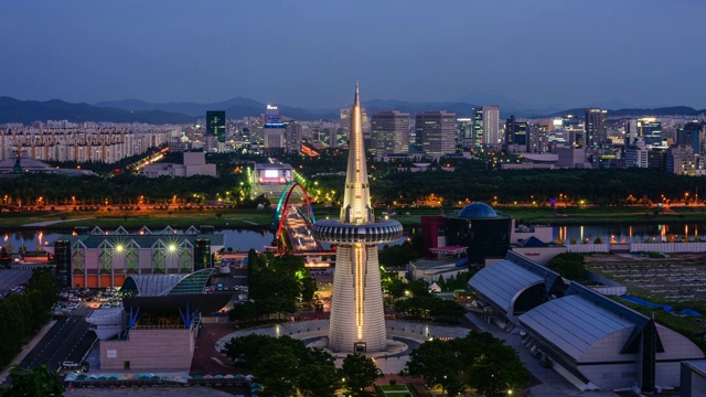 大田市玉城谷的世博桥和汉比特塔夜景视频素材