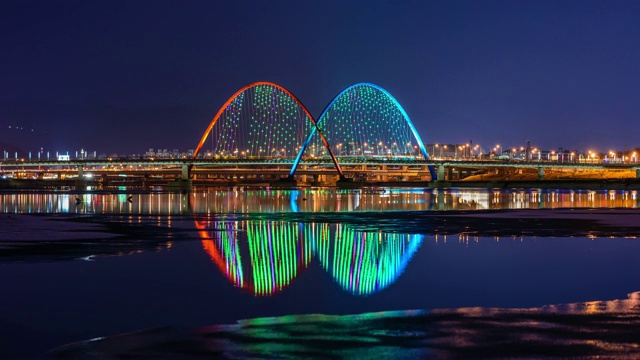 大田市玉城区金河上的世博大桥夜景视频素材