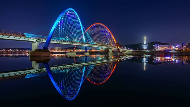 大田市玉城谷的世博桥和汉比特塔夜景视频素材