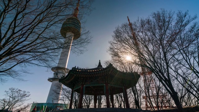 位于韩国首尔市南山的北首尔塔。视频素材