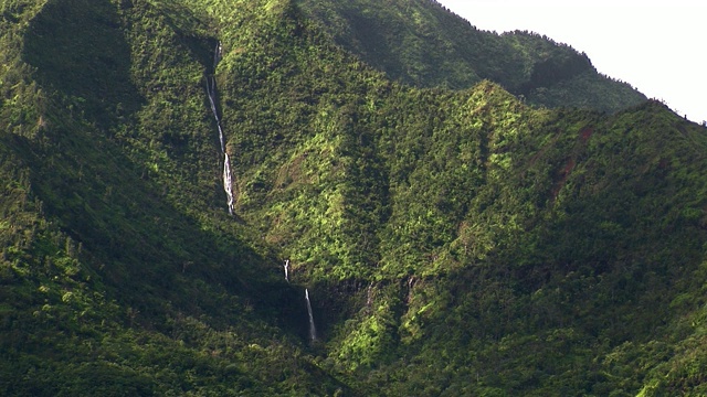 哈纳莱山谷和考艾瀑布视频素材