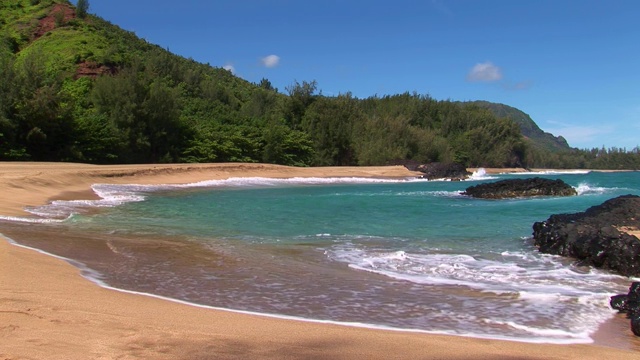 夏威夷考艾岛的卢马海海滩视频素材