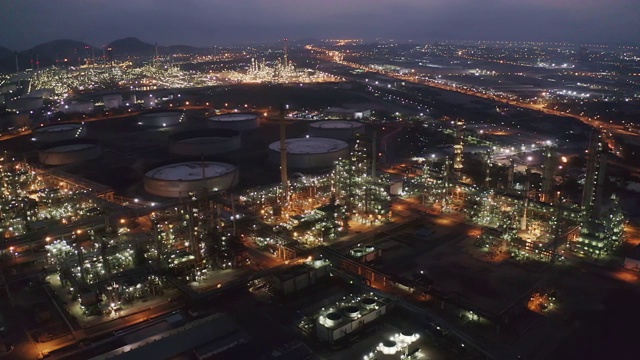 炼油厂夜间鸟瞰图视频素材