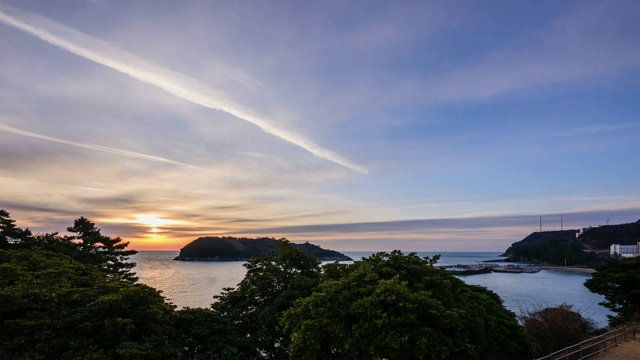 全罗南道高亨郡奥纳罗岛的沙漠岛和海港的日出景色视频素材