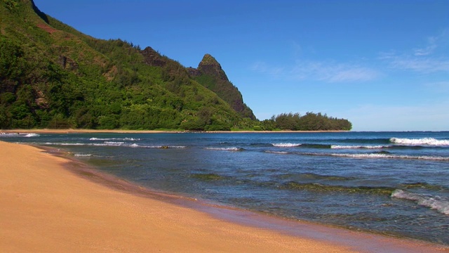 风景隧道海滩在巴厘岛海，考艾岛，以马卡纳山为背景视频素材