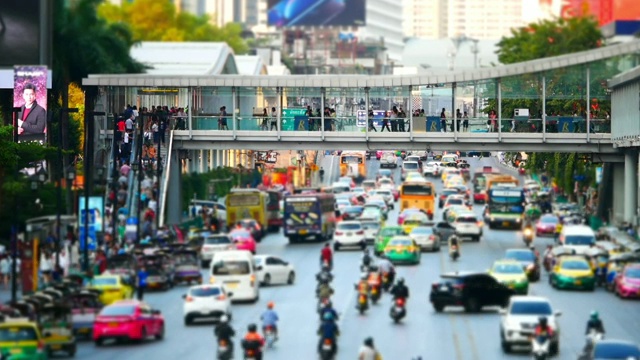 道路交通和行人穿过天空步道在百货商店前面视频素材