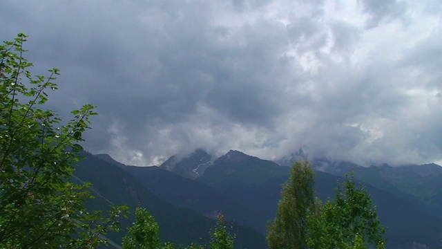 冬季景观与山和云-时间流逝视频素材