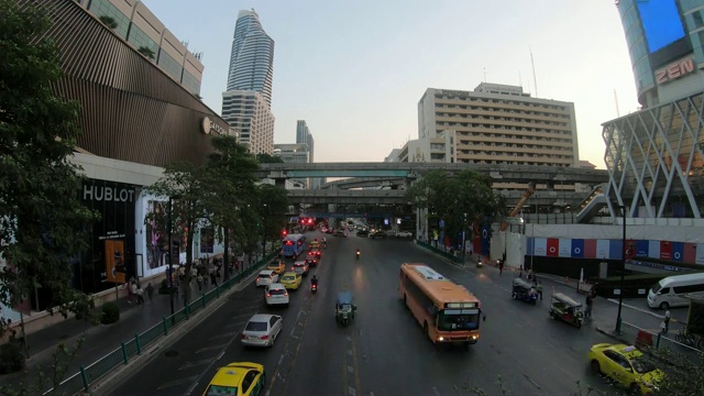 穿过城市十字路口的车辆。视频素材