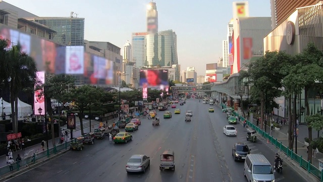 穿过城市十字路口的车辆。视频素材