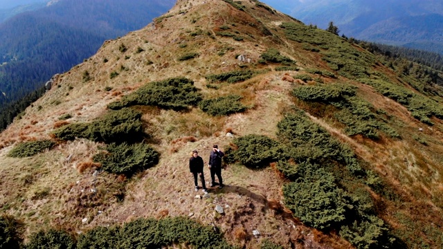 这对夫妇站在风景优美的山上视频素材