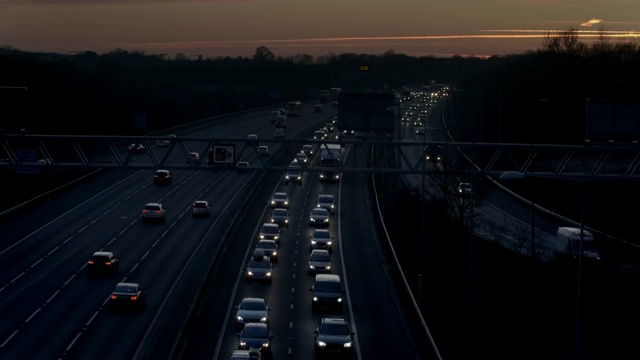 黄昏时分，M25高速公路交通繁忙。视频素材