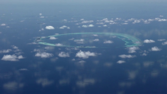 飞行接近热带沙滩和海浪，航拍马尔代夫的岛屿环礁，航拍马尔代夫群岛的一个热带小岛视频素材