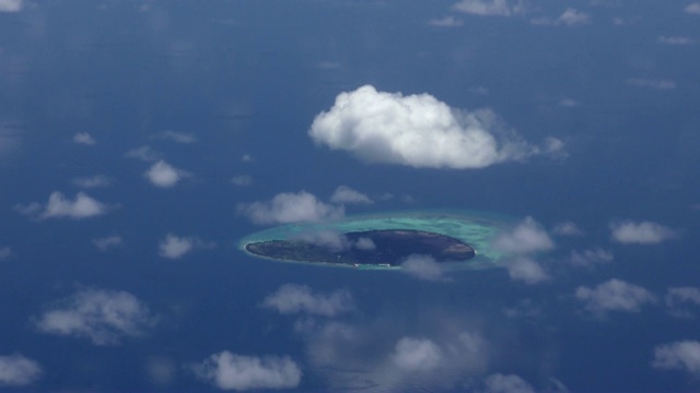 飞行接近热带沙滩和海浪，航拍马尔代夫的岛屿环礁，航拍马尔代夫群岛的一个热带小岛视频素材