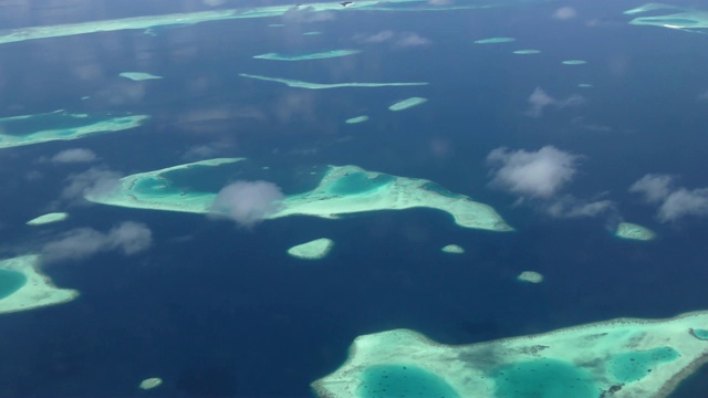 飞行接近热带沙滩和海浪，航拍马尔代夫的岛屿环礁，航拍马尔代夫群岛的一个热带小岛视频素材