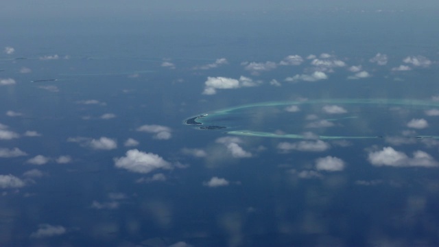 飞行接近热带沙滩和海浪，航拍马尔代夫的岛屿环礁，航拍马尔代夫群岛的一个热带小岛视频素材