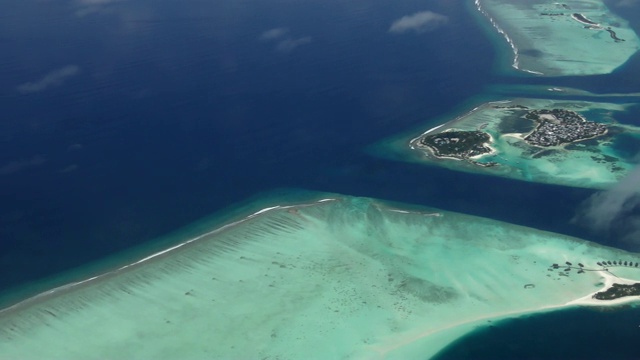 飞行接近热带沙滩和海浪，航拍马尔代夫的岛屿环礁，航拍马尔代夫群岛的一个热带小岛视频素材