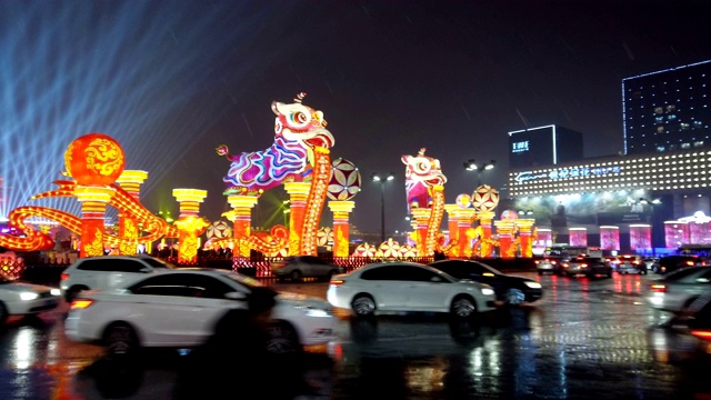 中国春节夜晚，古城墙南门周围的交通景观/中国陕西西安视频素材