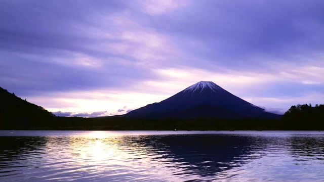 清晨水面上的富士山在Shoujiko湖上颠倒。视频素材