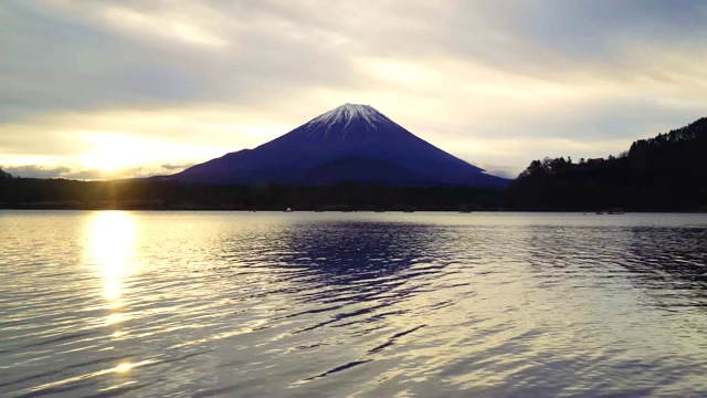 清晨水面上的富士山在Shoujiko湖上颠倒。视频下载