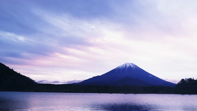 清晨水面上的富士山在Shoujiko湖上颠倒。视频素材