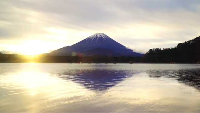 清晨水面上的富士山在Shoujiko湖上颠倒。视频素材