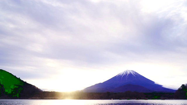 清晨水面上的富士山在Shoujiko湖上颠倒。视频下载