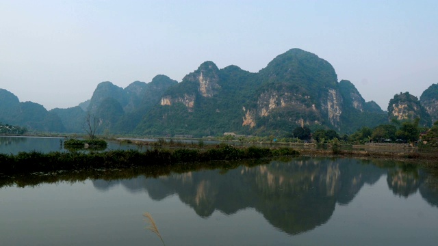 风景优美的喀斯特风光，河流和稻田视频素材