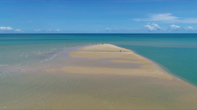 鸟瞰Corumbau海滩，Caraiva, Bahia，巴西。美丽的海滩。伟大的景观。度假，旅游，度假，和平，宁静。热带旅行。空无一人的海滩。旅游目的地。热带旅行。视频素材