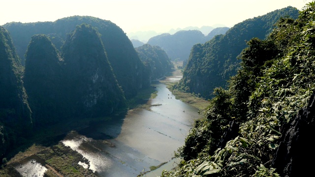 美丽的喀斯特景观和稻田景观视频素材