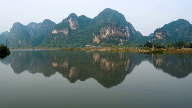 风景优美的喀斯特风光，河流和稻田视频素材