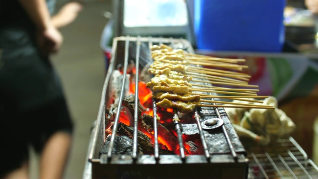 泰国街头小吃烤鱿鱼串视频素材