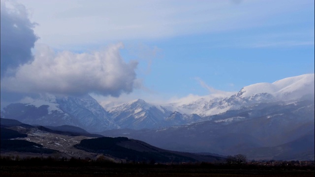 宽镜头延时在自然，雄伟的景观场景在山，美丽的自然，云景，阳光穿过云层，冬季，形成云，POV视频素材