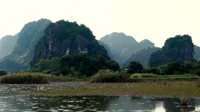 美丽的喀斯特景观和稻田景观视频素材